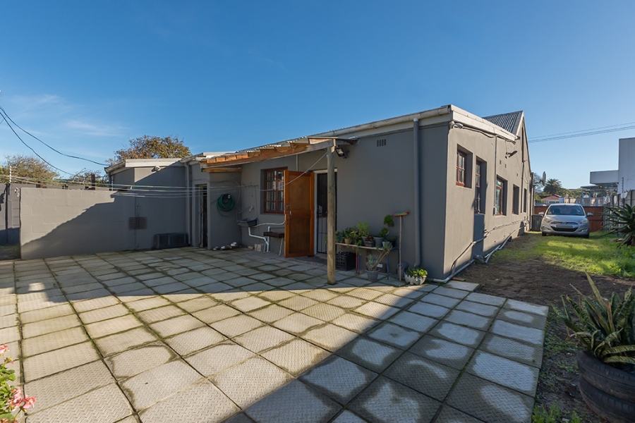 5 Bedroom Property for Sale in Wynberg Upper Western Cape
